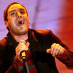 Andrea Bonomo canta dal vivo durante un concerto.