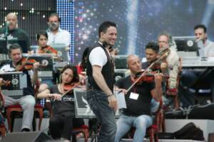 Enzo Campagnoli conduce l'orchestra durante il Festival Napoli prima e dopo.