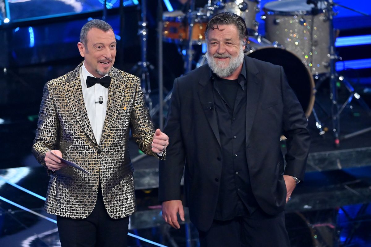 Amadeus e Russell Crowe sul palco di Sanremo 2024