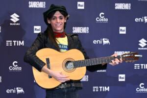 Lucio Corsi fotografato nel backstage di Sanremo