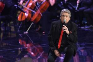 Toto Cutugno vestito di nero