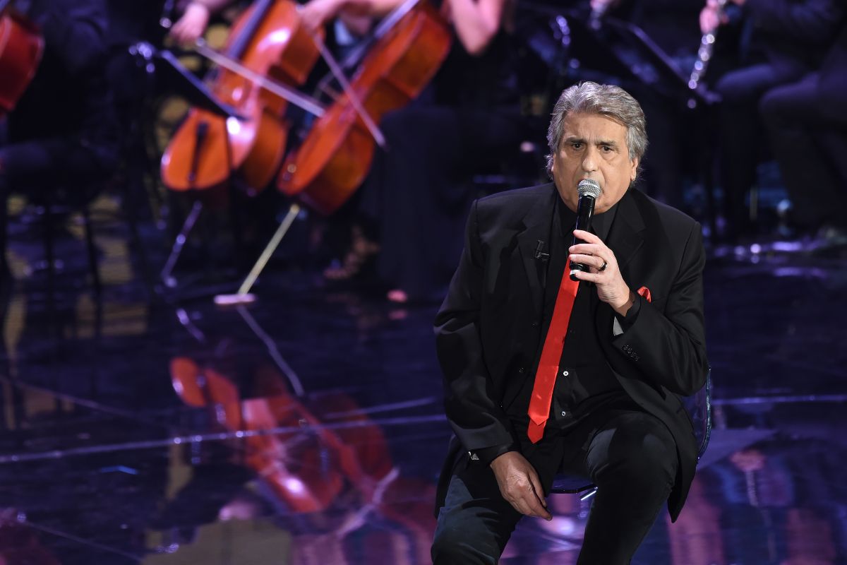 Toto Cutugno vestito di nero