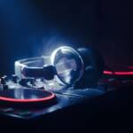 Cuffie e piatti da dj