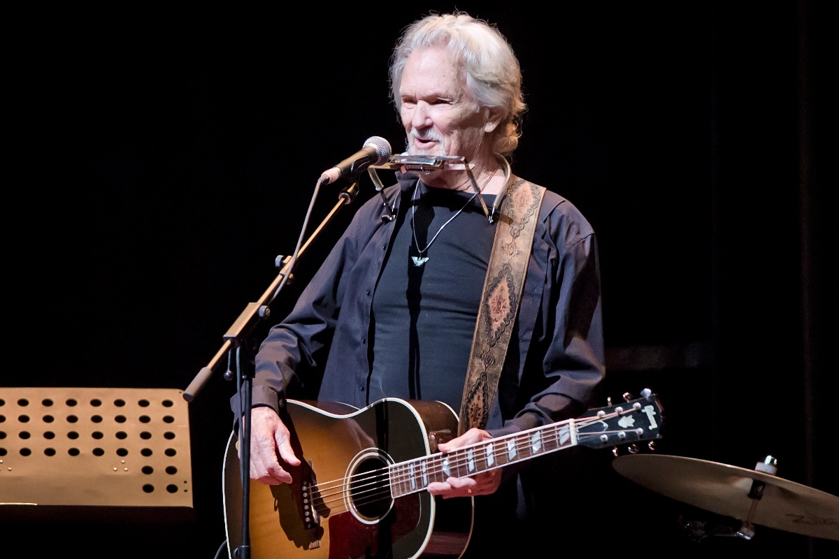 Chi era Kris Kristofferson, la leggenda della musica country morta a 88 anni