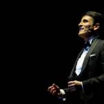 Sal Da Vinci si esibisce in concerto al Teatro Augusteo di Napoli.
