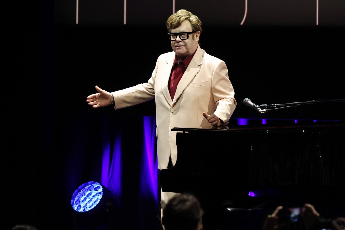 Elton John rivela: “Non è rimasto molto di me, solo l’anca sinistra”