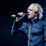 Chiello si esibisce cantando dal vivo durante un concerto.