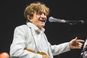 Goran Bregovic si esibisce cantando e suonando durante un concerto.