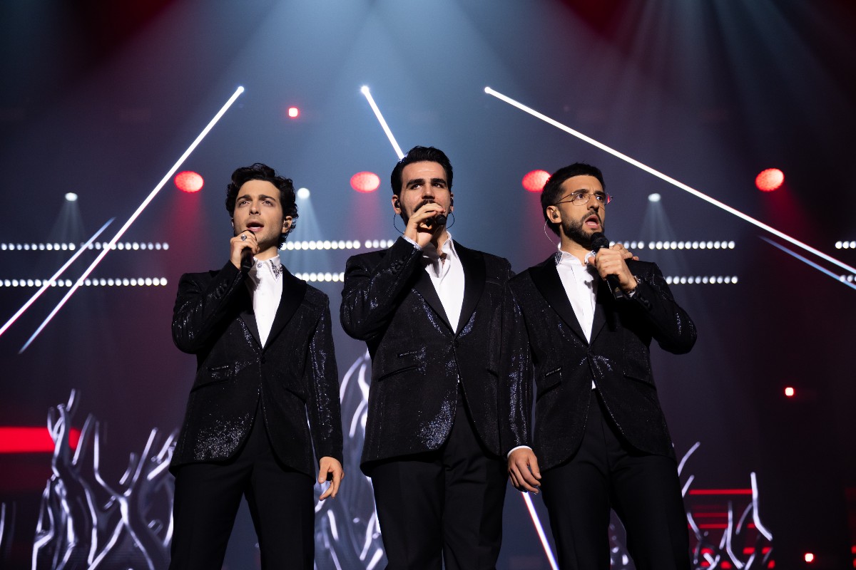 Il trio de Il Volo si esibisce dal vivo sul palco.