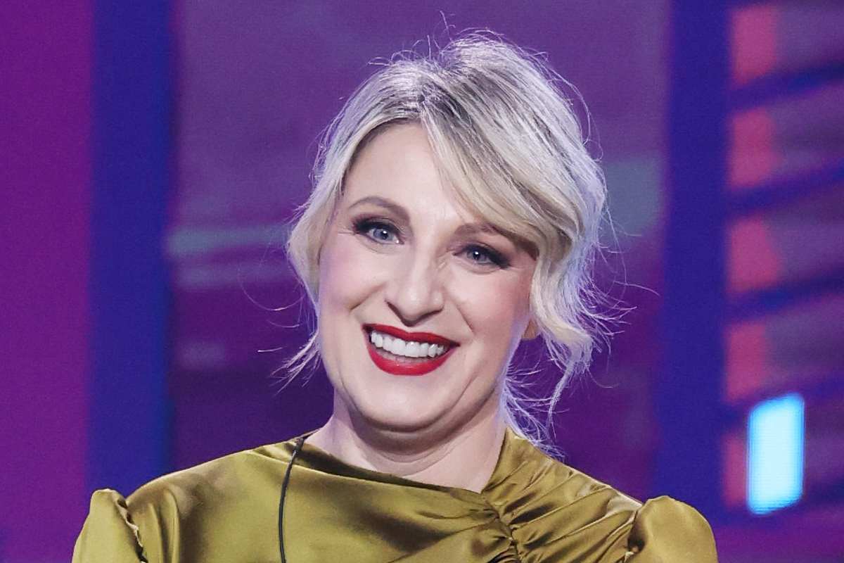 Katia Follesa a Sanremo con Carlo Conti: dalla lotta contro la malattia all’amore con Angelo Pisani, passando per un talento comico travolgente