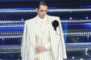 Achille Lauro sul palco del Teatro Ariston durante Sanremo 2025