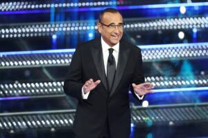 Carlo Conti sul palco dell'Ariston a Sanremo 2025