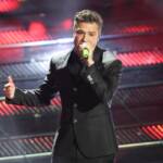 Fedez si esibisce al Festival di Sanremo 2025