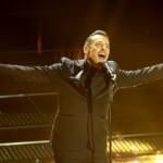 Francesco Gabbani si esibisce cantando al Festival di Sanremo 2025.