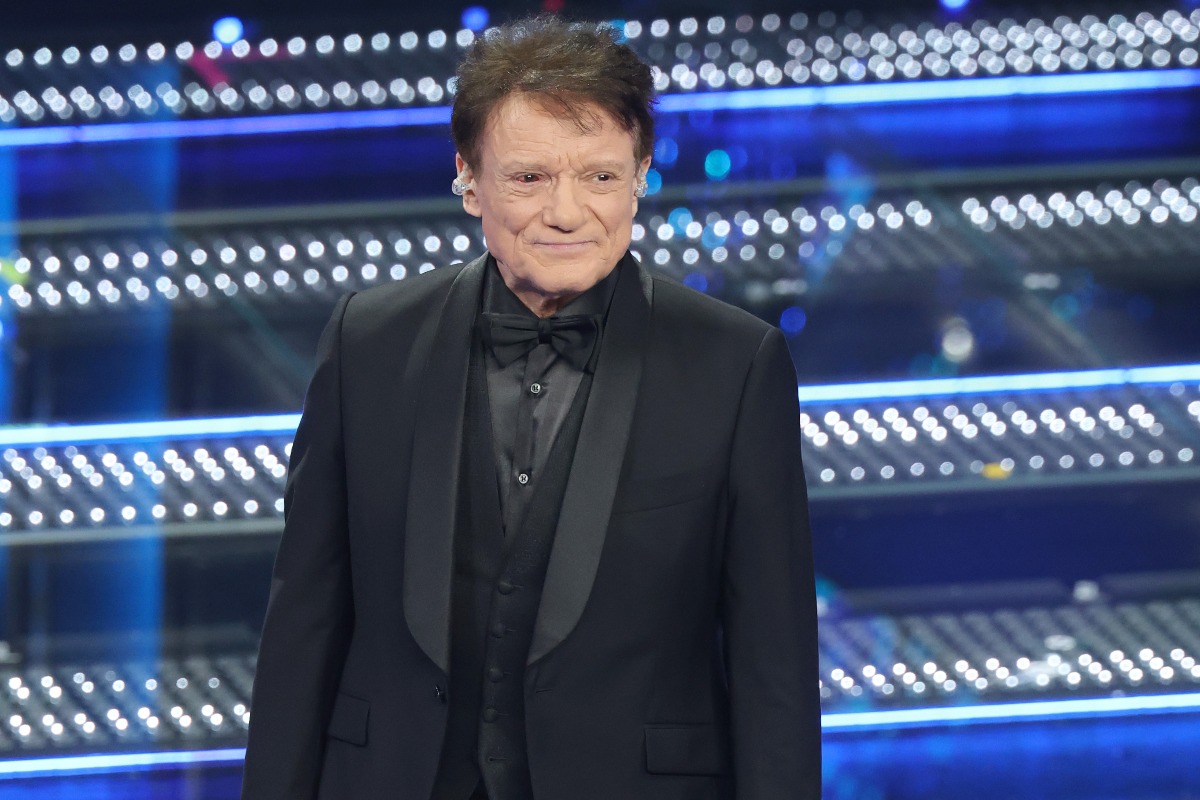 Massimo Ranieri si esibisce sul palco dell'Ariston durante il Festival di Sanremo 2025.