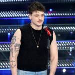 Olly si esibisce sul palco dell'Ariston durante il Festival di Sanremo 2025.