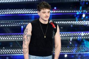 Olly si esibisce sul palco dell'Ariston durante il Festival di Sanremo 2025.