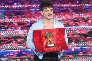 Olly posa con il Leoncino d’Oro di Sanremo 2025.