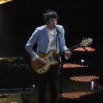 Tommaso Ottomano si esibisce suonando la chitarra sul palco dell'Ariston al Festival di Sanremo 2025.