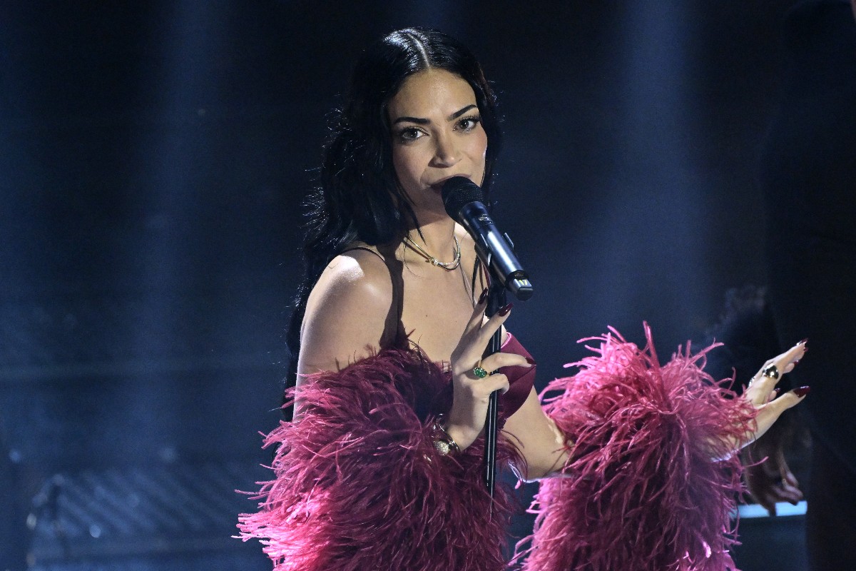 Al Festival di Sanremo 2025, Elodie incanta il pubblico con la sua performance sul palco dell'Ariston.