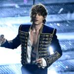 Irama si esibisce sul palco dell'Ariston durante il Festival di Sanremo 2025.