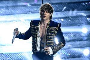 Irama si esibisce sul palco dell'Ariston durante il Festival di Sanremo 2025.