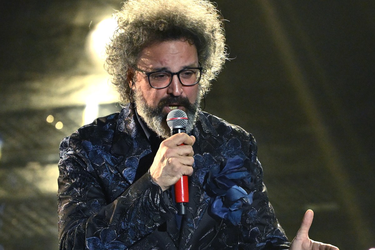 Simone Cristicchi si esibisce con Quando sarai piccola sul palco dell'Ariston.