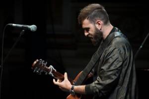 Filippo Graziani canta dal vivo durante un concerto a Spoleto nel 2017.