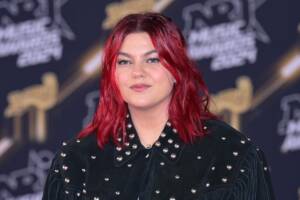 Louane Emera si mette in posa per i fotografi durante un evento pubblico.