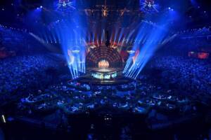 Il palco dell’Eurovision Song Contest illuminato e pronto per l’inizio di un’esibizione.