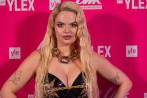 La cantante Erika Vikman alla rivelazione ufficiale dei partecipanti all’UMK 2025, in vista dell’Eurovision Song Contest, alla Nokia Arena di Tampere, Finlandia.