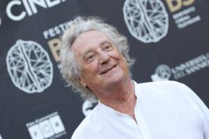 In conduttore Enzo Iacchetti sorride ai fotografi durante il Festival BCT del 2022 a Benevento