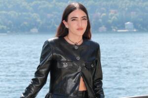 JoaJoan Thiele ha partecipato alla sfilata Chanel Cruise 2025, tenutasi il 29 aprile 2025 presso la splendida Villa d'Este a Como, Italia