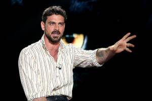 Il 19 maggio 2025 a Roma, Michele Morrone – attore e cantante italiano – ospite a “Belve” dopo la fama per il ruolo di Massimo Torricelli nel film erotico