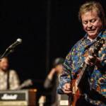 Rick Derringer si esibisce con la Rick Derringer Band al Civic Auditorium di Colorado Springs, in Colorado, il 31 dicembre 2014.