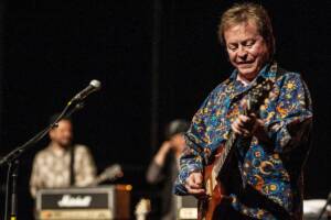 Rick Derringer si esibisce con la Rick Derringer Band al Civic Auditorium di Colorado Springs, in Colorado, il 31 dicembre 2014.
