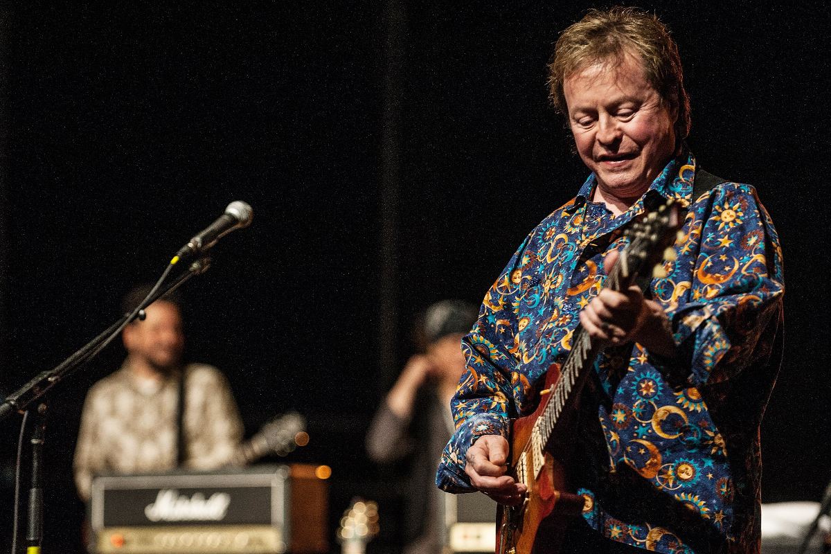 Rick Derringer si esibisce con la Rick Derringer Band al Civic Auditorium di Colorado Springs, in Colorado, il 31 dicembre 2014.
