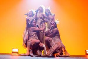 Le Tautumeitas si esibiscono sul palco durante il London Eurovision Party 2025