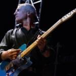 Il chitarrista Davide Tagliapietra della Laband si esibisce durante il concerto di Gianna Nannini ad Alghero, il 24 agosto 2022, ad Alghero, in Italia.