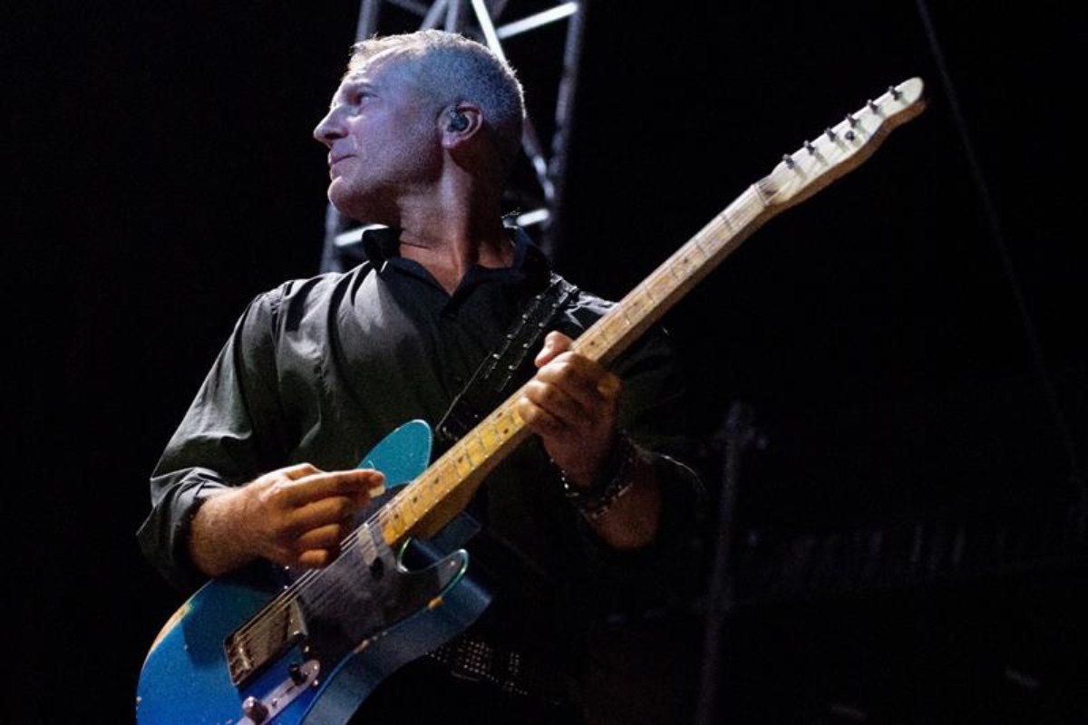 Il chitarrista Davide Tagliapietra della Laband si esibisce durante il concerto di Gianna Nannini ad Alghero, il 24 agosto 2022, ad Alghero, in Italia.