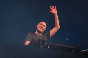Il DJ tedesco Paul Kalkbrenner si esibisce dal vivo sul palco durante un concerto alla Parkbühne Wuhlheide il 23 luglio 2023 a Berlino, in Germania.