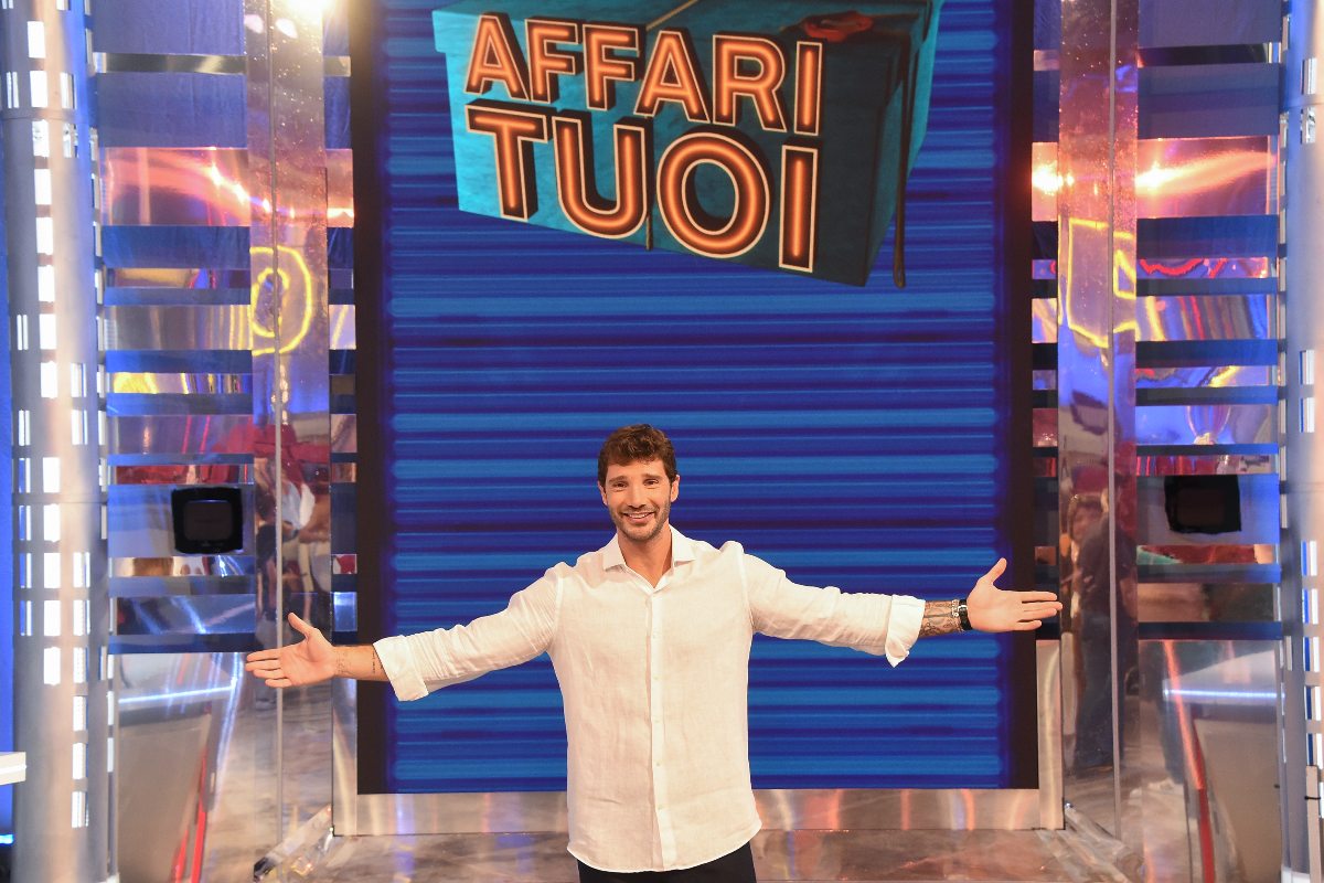 Stefano De Martino nello studio di Affari Tuoi