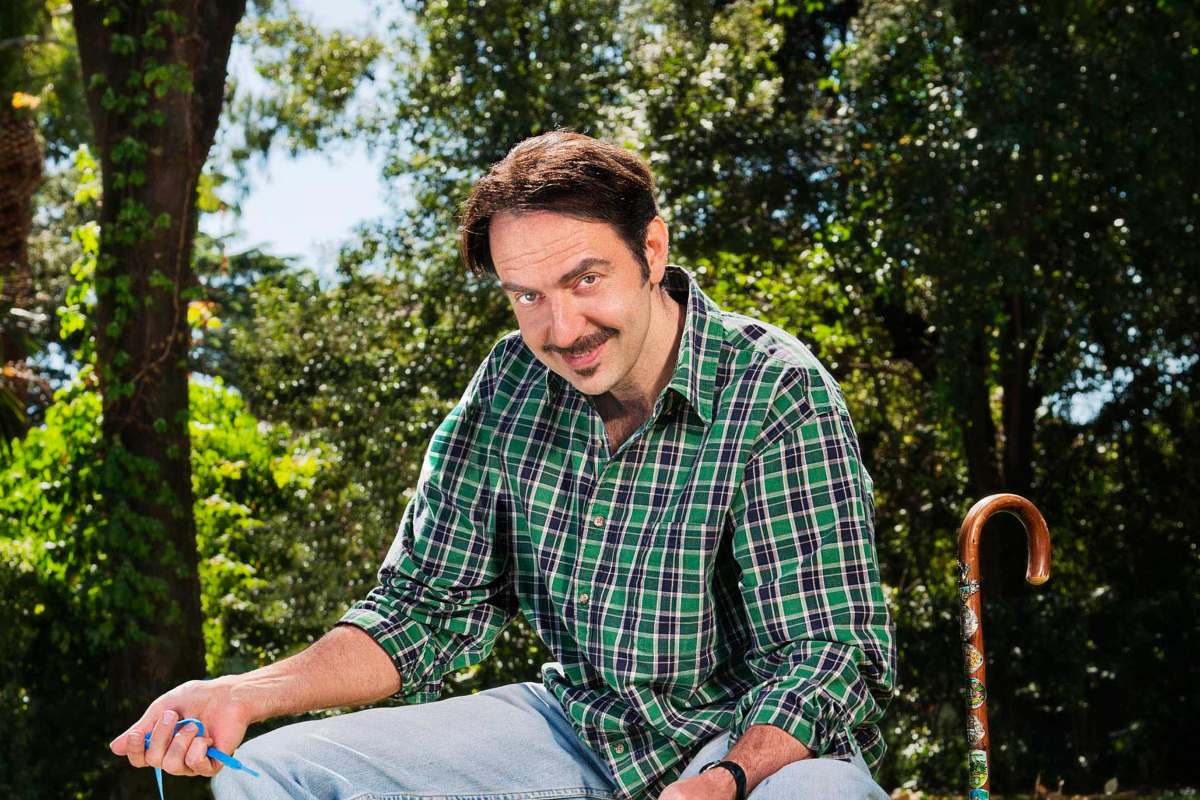 Foto di Neri Marcorè seduto