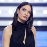 Elodie in abito scuro