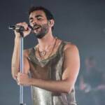 Marco Mengoni in canottiera oro