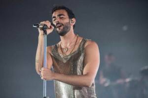 Marco Mengoni in canottiera oro