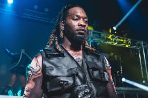 Offset con gilet di pelle nero