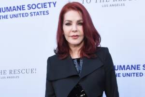 Priscilla Presley in abito blu