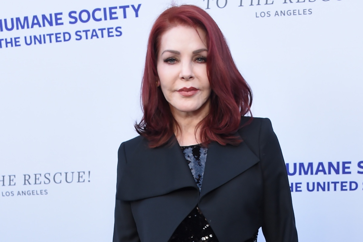 Priscilla Presley in abito blu
