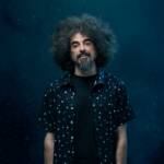 Caparezza in camicia scura con sfondo notturno